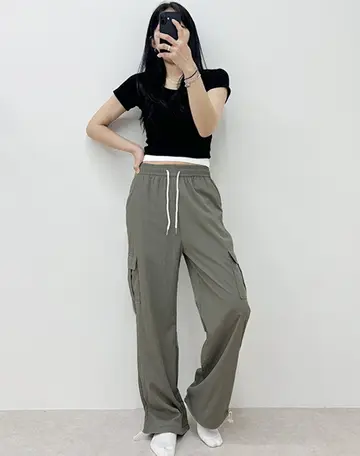 블랙·베이지 톤 카고팬츠와 반팔티 전신 코디 사진