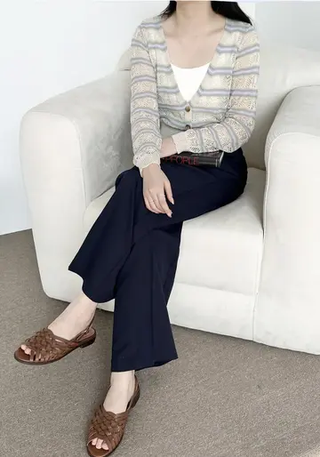 아이보리·화이트 톤 스트라이프 가디건과 슬랙스 전신 코디 사진