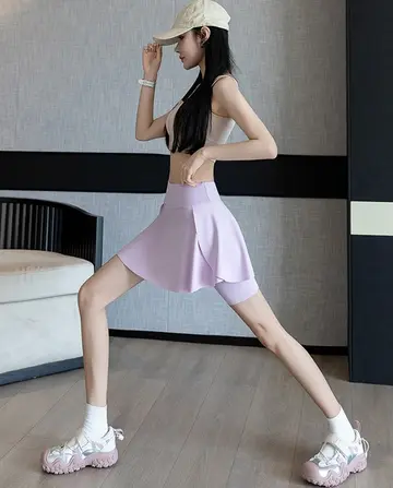 블랙·그레이 톤 스커트와 나시 전신 코디 사진