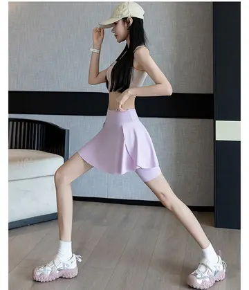 블랙·그레이 톤 스커트와 나시 전신 코디 사진