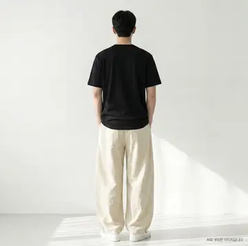 블랙·베이지 톤 와이드팬츠와 반팔티 전신 코디 사진