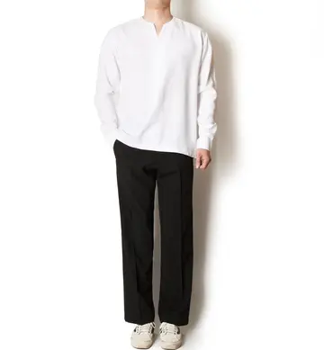 화이트 반팔티와 블랙 슬랙스 전신 코디 사진
