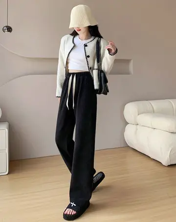 블랙·아이보리 톤 와이드팬츠와 가디건 전신 코디 사진