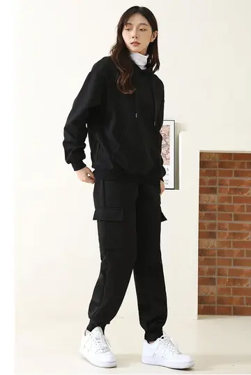 블랙 오버핏 와이드팬츠와 블랙 집업 전신 코디 사진