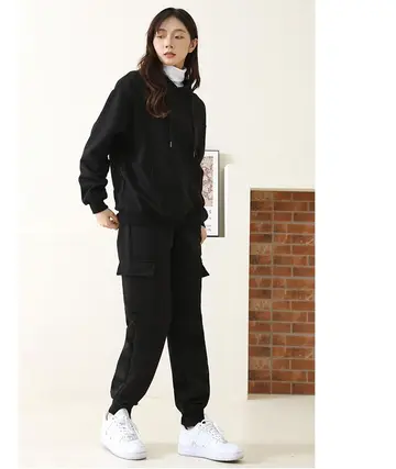 블랙·아이보리 톤 와이드팬츠와 집업 전신 코디 사진