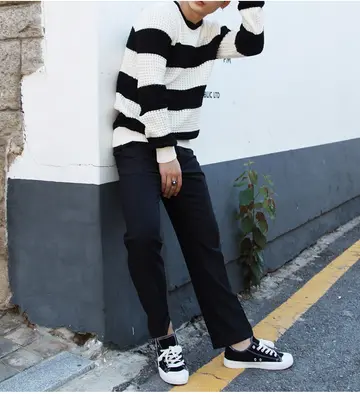 블랙·아이보리 톤 터틀넥과 슬랙스 전신 코디 사진