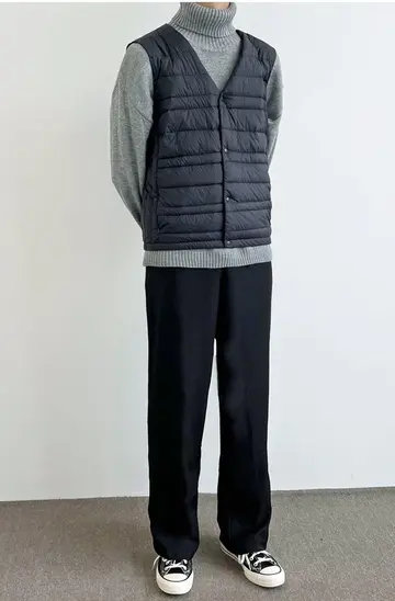 차콜·블랙 톤 패딩조끼와 니트 전신 코디 사진