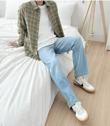 오버핏 청바지와 체크 재킷 전신 코디 사진
