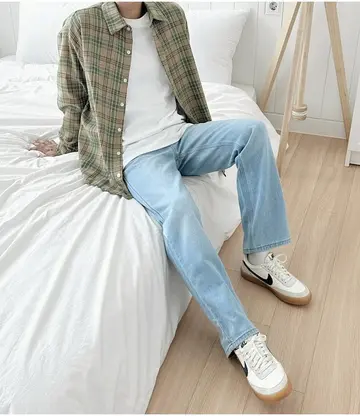 그레이·차콜 톤 청바지와 재킷 전신 코디 사진