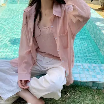 그레이·스카이블루 톤 오버핏 블라우스와 와이드팬츠 전신 코디 사진
