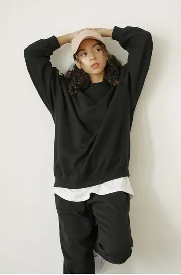 블랙 오버핏 기모 조거팬츠와 블랙 맨투맨 전신 코디 사진
