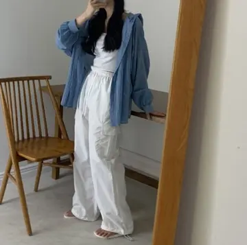 차콜·블랙 톤 데님 바람막이와 카고팬츠 전신 코디 사진