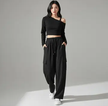 블랙·차콜 톤 카고팬츠와 긴팔티 전신 코디 사진
