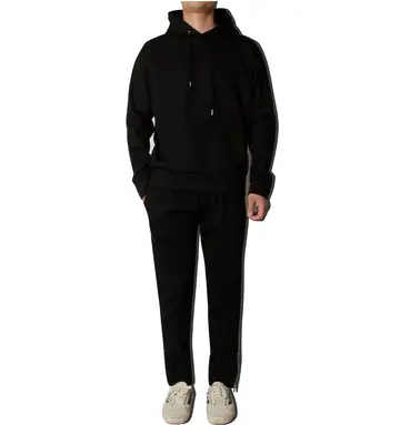 블랙·베이지 톤 조거팬츠와 후드티 전신 코디 사진