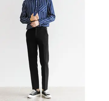 블랙 슬림핏 슬랙스와 스트라이프 셔츠 전신 코디 사진