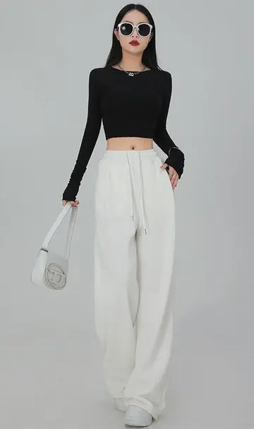 화이트 와이드팬츠와 블랙 긴팔티 전신 코디 사진