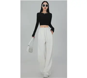 블랙·아이보리 톤 와이드팬츠와 긴팔티 전신 코디 사진