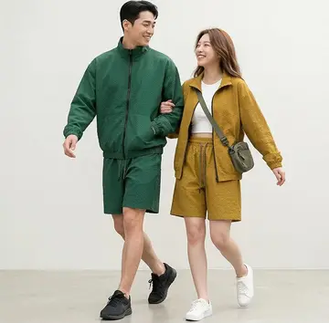 화이트·카키 톤 바람막이와 나시 전신 코디 사진