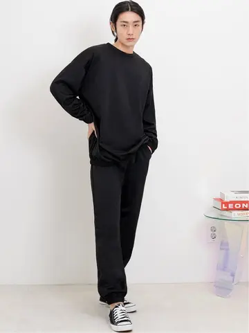 블랙 오버핏 맨투맨과 블랙 조거팬츠 전신 코디 사진