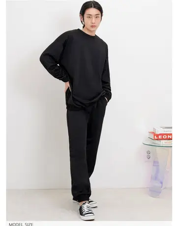 블랙·그레이 톤 맨투맨과 조거팬츠 전신 코디 사진