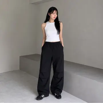 화이트·블랙 톤 카고팬츠와 나시 전신 코디 사진