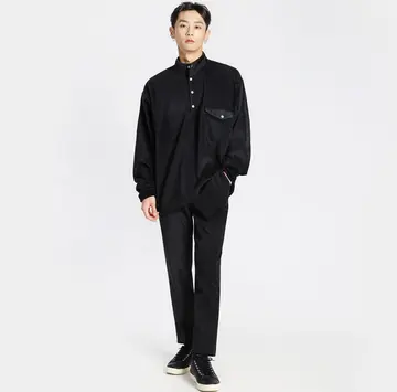 블랙·베이지 톤 와이드 슬랙스와 플리스 전신 코디 사진