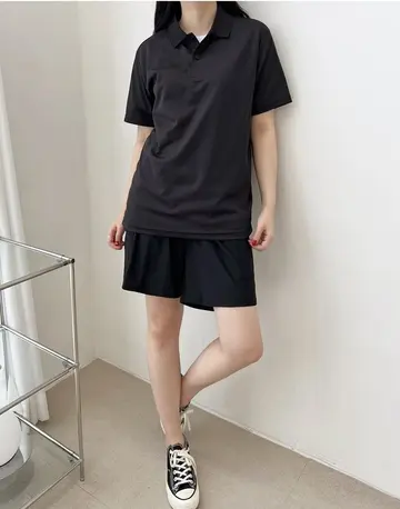 블랙·차콜 톤 카라티와 바람막이 전신 코디 사진