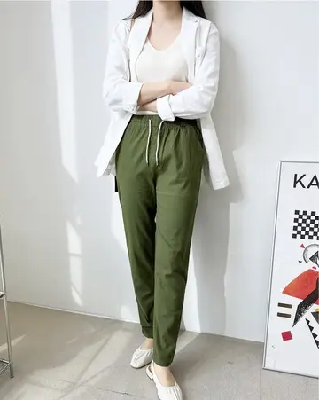 카키 크롭 슬랙스와 화이트 블레이저 전신 코디 사진