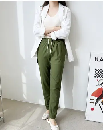 카키·화이트 톤 크롭 슬랙스와 블레이저 전신 코디 사진