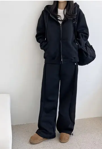 블랙·베이지 톤 기모 후드집업과 와이드팬츠 전신 코디 사진