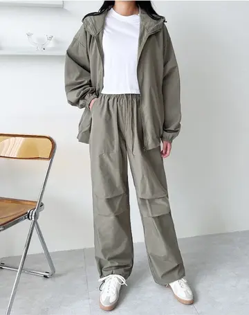 그레이·차콜 톤 바람막이와 나시 전신 코디 사진