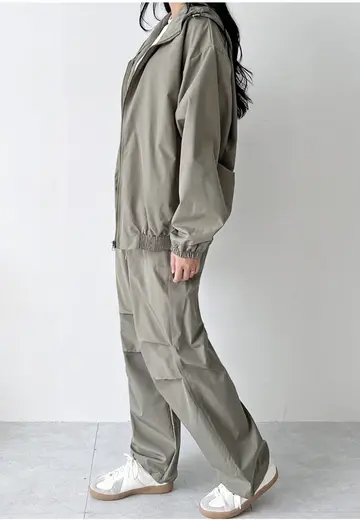 그레이·차콜 톤 와이드 바람막이와 카고팬츠 전신 코디 사진
