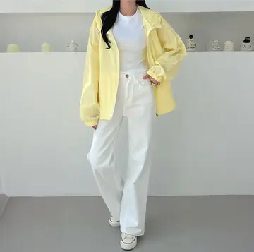 옐로우 오버핏 바람막이와 반팔티 전신 코디 사진