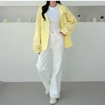 카멜·베이지 톤 바람막이와 반팔티 전신 코디 사진