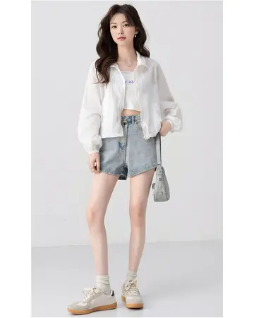 그레이·화이트 톤 집업과 나시 전신 코디 사진
