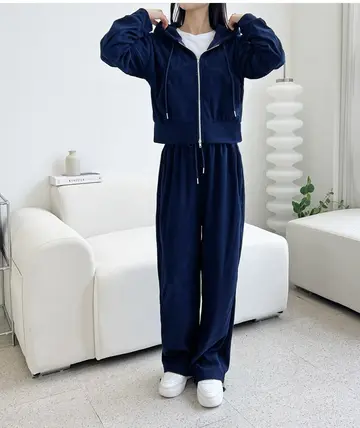 네이비·블랙 톤 코듀로이 후드집업과 후드티 전신 코디 사진