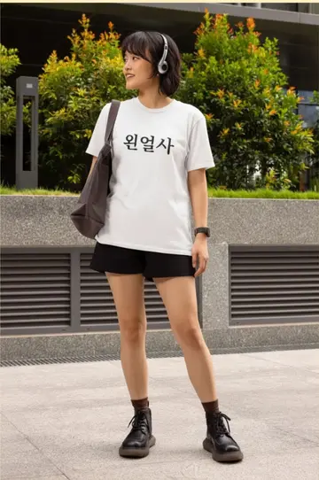 화이트 반팔티와 반바지 전신 코디 사진