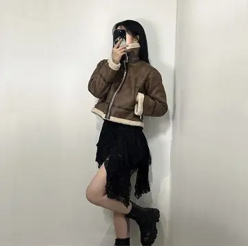오버핏 크롭 플리스와 블랙 미니스커트 전신 코디 사진