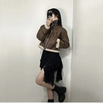 브라운·블랙 톤 크롭 플리스와 미니스커트 전신 코디 사진