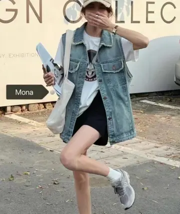 그레이·스카이블루 톤 오버핏 데님 베스트와 나시 전신 코디 사진