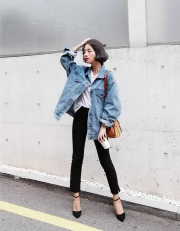 그레이·블랙 톤 청자켓과 반팔티 전신 코디 사진