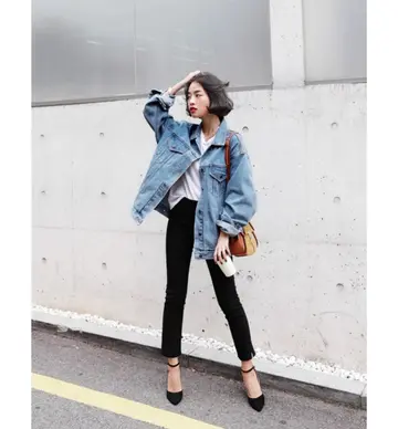 그레이·블랙 톤 청자켓과 반팔티 전신 코디 사진