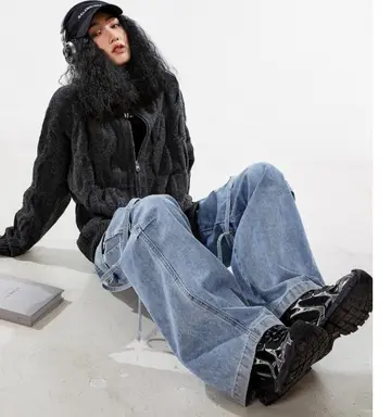 오버핏 가디건과 차콜 패딩 전신 코디 사진