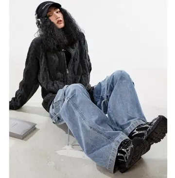 블랙·차콜 톤 가디건과 패딩 전신 코디 사진