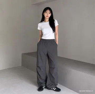 그레이 카고팬츠와 화이트 반팔티 전신 코디 사진