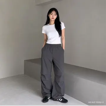 화이트·블랙 톤 카고팬츠와 반팔티 전신 코디 사진