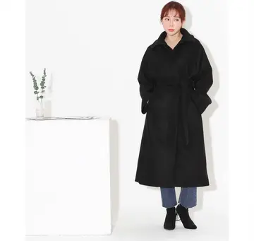 블랙·차콜 톤 코트와 후드티 전신 코디 사진