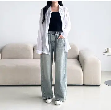블랙·그레이 톤 와이드 청바지와 나시 전신 코디 사진