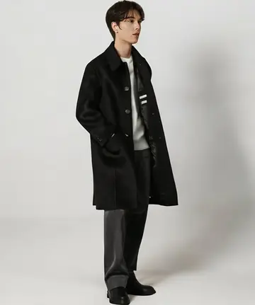 블랙 오버핏 롱코트와 셔츠 전신 코디 사진 (남성 아우터)