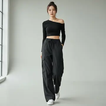 블랙 오버핏 와이드 카고팬츠와 블랙 긴팔티 전신 코디 사진